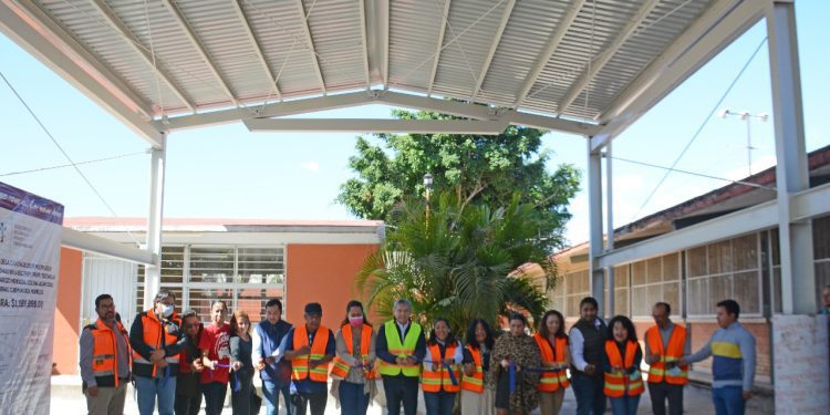 Entrega ayuntamiento de Cuernavaca techumbre en la escuela primaria Estanislao Rojas Zúñiga del poblado de Acapantzingo