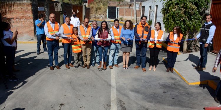 Beneficia ayuntamiento de Cuernavaca a vecinos de Bosques de Cuernavaca con pavimento asfáltico en la calle Gaviota