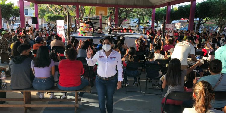 Lleva la diputada Paola Cruz alegría y regalos a niños y niñas de su distrito por el Día de Reyes