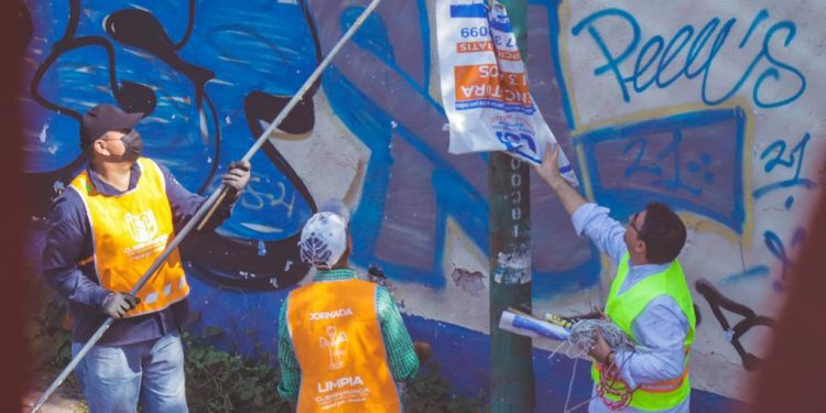 Retira ayuntamiento de Cuernavaca publicidad en mobiliario urbano