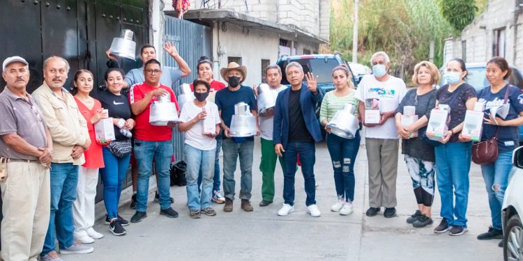 Continúa Alejandro Martínez con la entrega de luminarias a pobladores de Cuernavaca