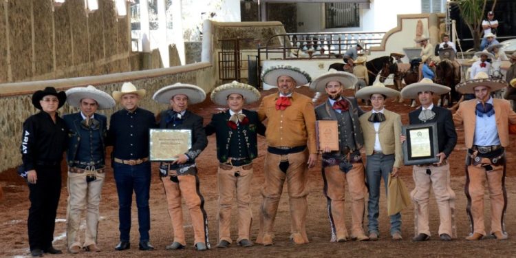 Ayuntamiento de Cuernavaca reconoce a los 40 años del aporte a la tradición nacional de la Asociación de Charros el Cócono