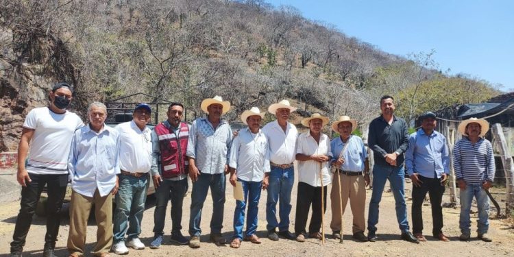 Atiende el diputado Arturo Pérez Flores problemática de agua potable en Huautla