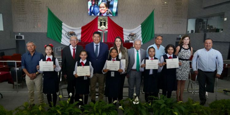 Recibe Congreso declaratoria del 12º Parlamento de la niñas y niños de México, de parte de las diputadas infantiles de los cinco distritos electorales federales