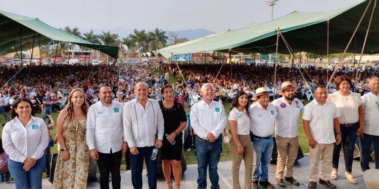 Recibe el diputado Agustín Alonso el respaldo de los profesores