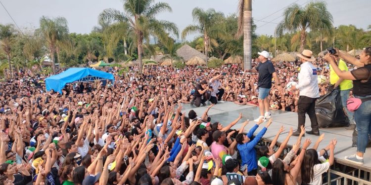Con un buen reventón Agustín Alonso celebra a los estudiantes de Yautepec