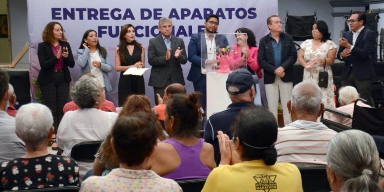 Entrega la presidenta del DIF Cuernavaca y el cabildo capitalino aparatos auditivos y funcionales con recursos del árbol de la bondad
