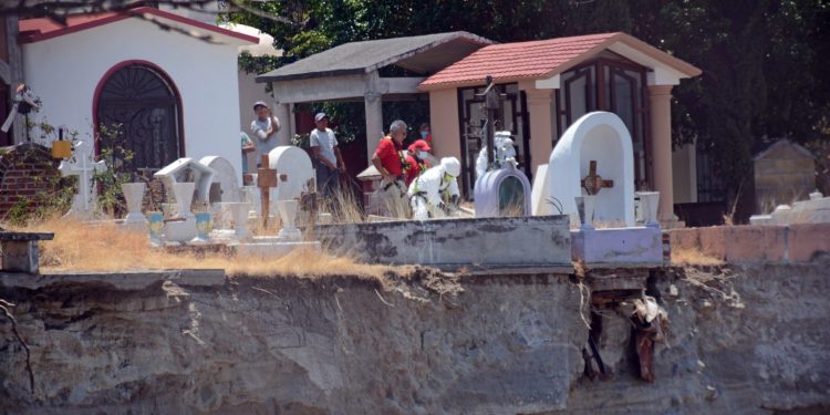 Ayuntamiento de Cuernavaca inicia exhumación de restos áridos en el panteón de La Paz