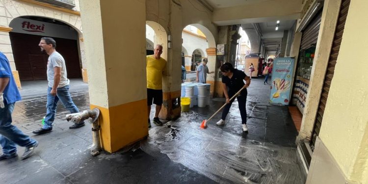 Realiza ayuntamiento de Cuernavaca y comerciantes jornada de limpieza en la Calle Guerrero