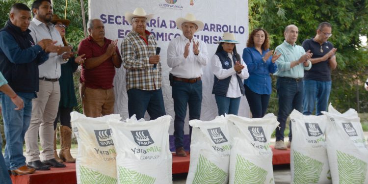 Entrega José Luis Urióstegui por segundo año consecutivo apoyos para productores de aguacate de Cuernavaca