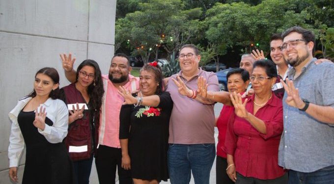 Celebra Víctor Mercado tradicional Noche Mexicana con amigos y familias