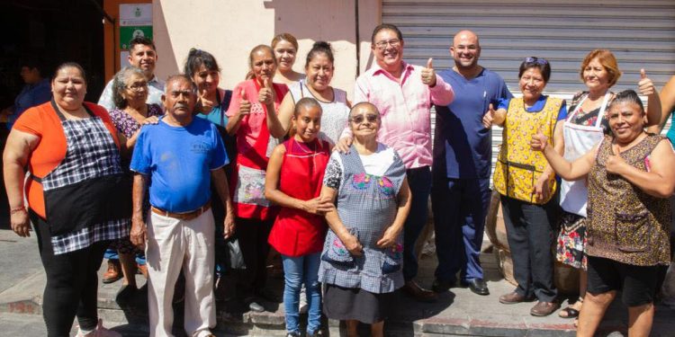 Entrega Víctor Mercado extractores a comerciantes de Cuautla