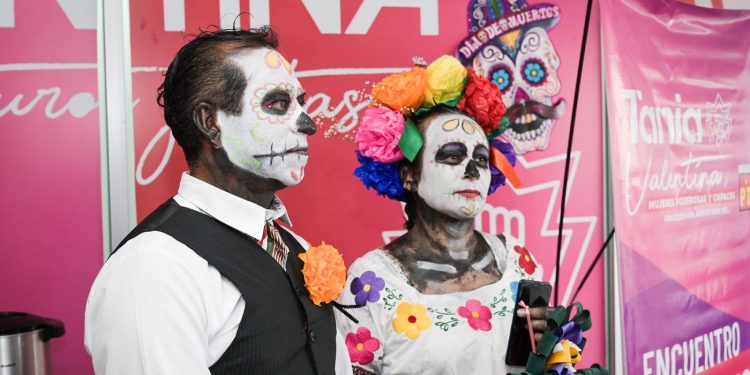 Reconoce Tania Valentina con ofrenda y concurso de catrinas, el legado de feministas del derecho al voto de la mujer