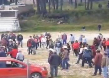 VIDEO: Pobladores de Texcatitlán se enfrentan a presuntos miembros de la familia michoacana