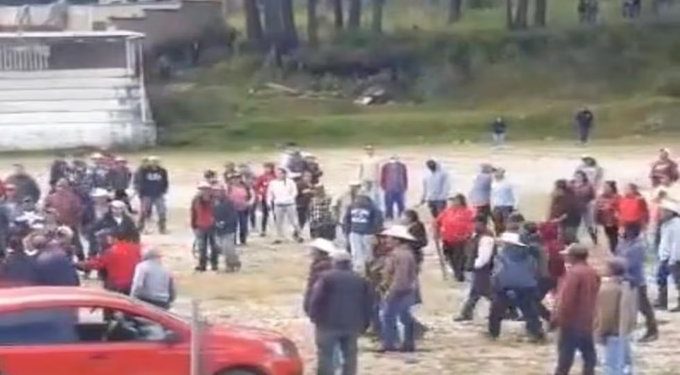 VIDEO: Pobladores de Texcatitlán se enfrentan a presuntos miembros de la familia michoacana