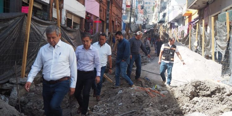 Supervisa José Luis Urióstegui avances en la obra de rehabilitación del drenaje sanitario de calle Santos Degollado