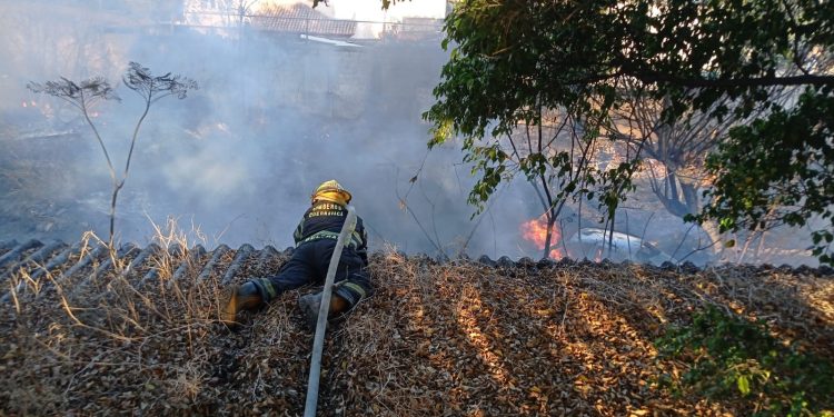 Bomberos de Cuernavaca atiende incendio en terreno baldío en colonia 10 de abril