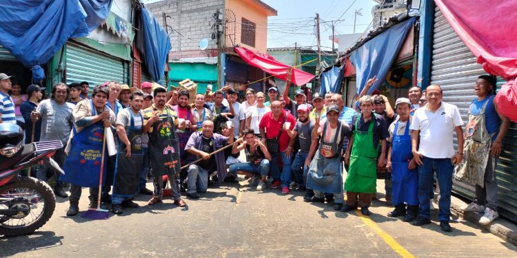 Continúan operativos de alineamiento para comerciantes en diferentes áreas del Mercado Adolfo López Mateos