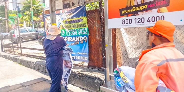 personal de aseo urbano de Cuernavaca intensifica retiro de propaganda colocada de manera irregular en espacios no autorizados