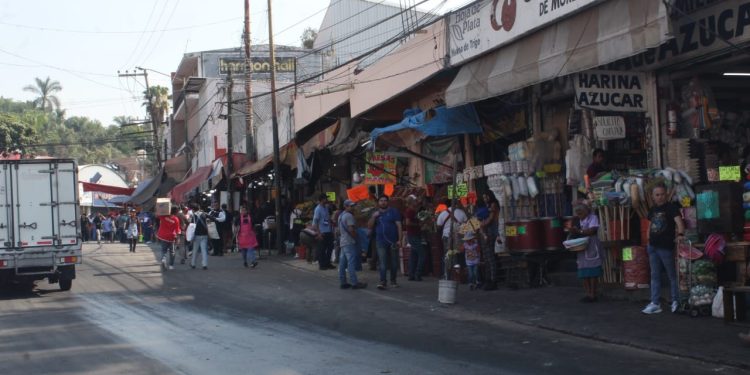 Implementan operativo de alimento para comerciantes del Mercado ALM ubicados en la glorieta de los Caballitos