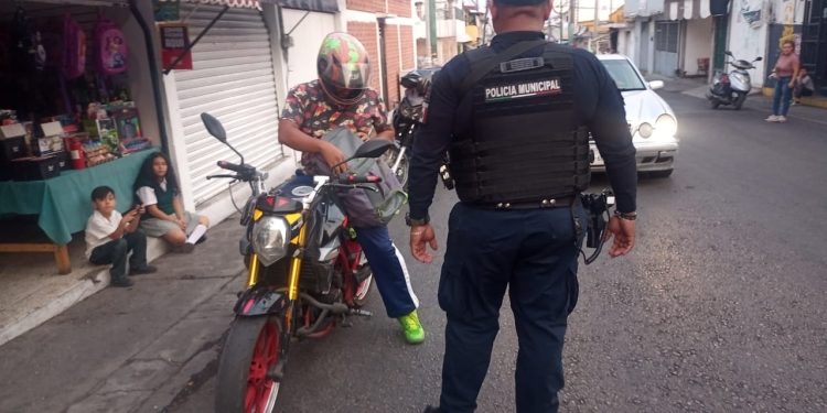 Es permanente la revisión de motociclistas y automotores que circulan por Cuernavaca para verificar documentos vogentes y cumplimiento al reglamento vial