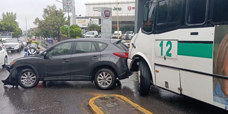 Atiende Policía Vial de Cuernavaca accidente ocasionado por fallas mecánicas de unidad del transporte público en Av. Emiliano Zapata