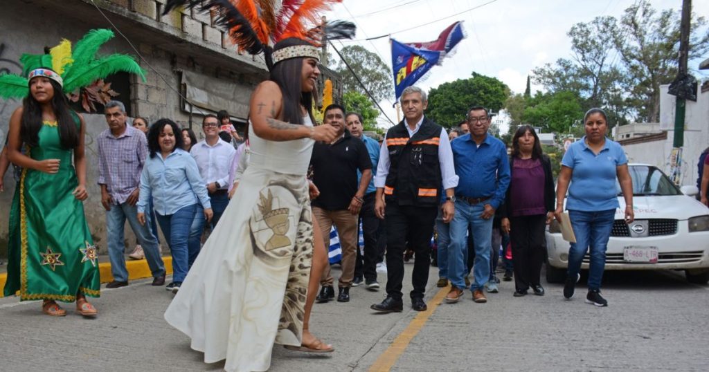 Con una verbena popular entrega José Luis Urióstegui la rehabilitación de la calle independencia en Santa María Ahuacatitlán