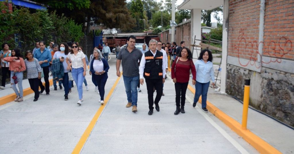 Cumple José Luis Urióstegui con la entrega de mejores vialidades para Santa María Ahuacatitlán con la rehabilitación de la calle Roble