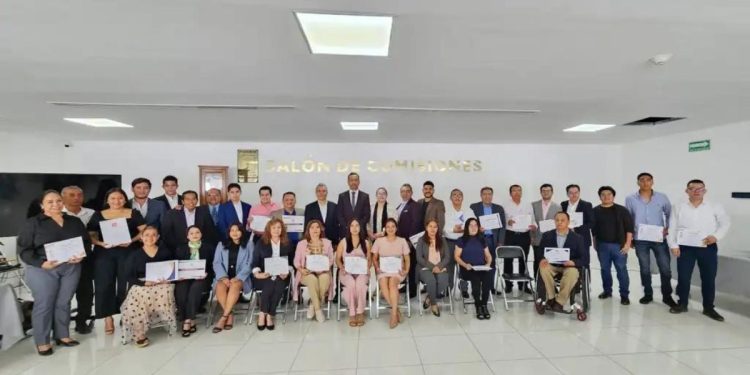Entrega Congreso constancias a participantes en cursos de técnica legislativa y finanzas públicas municipales