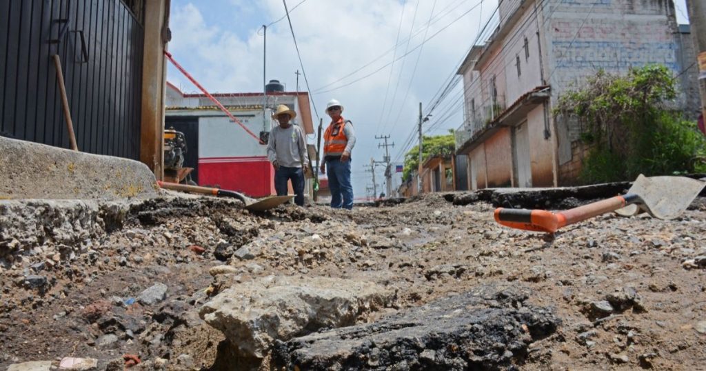 Interviene la Secretaría de Desarrollo Urbano y Obras Públicas de Cuernavaca calles afectadas por lluvia en la colonia Santa Martha