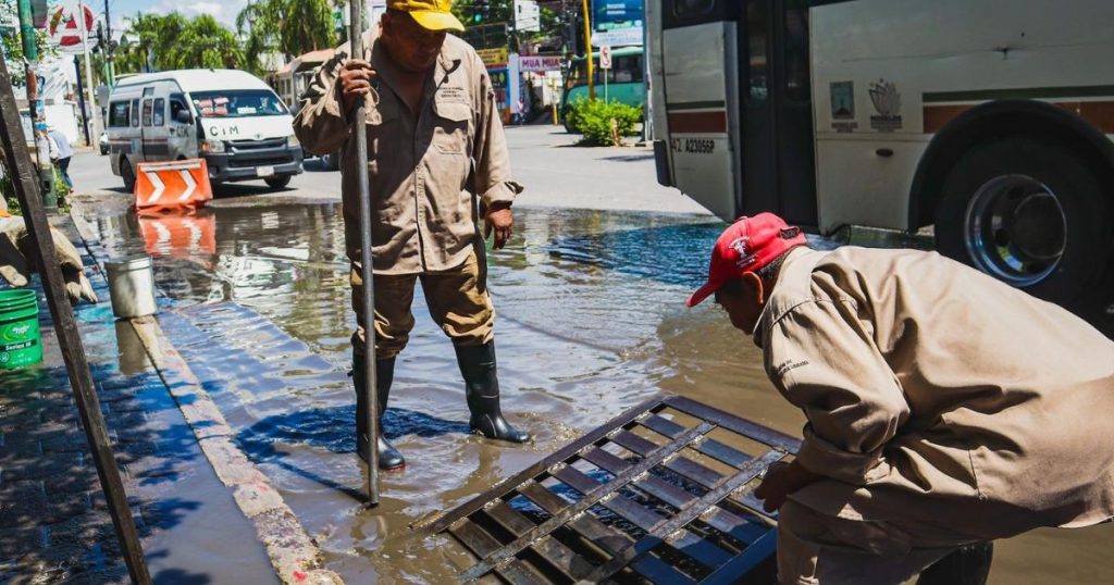 Realizan brigadas de Desarrollo Sustentable y Servicios Públicos de Cuernavaca limpieza de alcantarillas taponeadas por basura