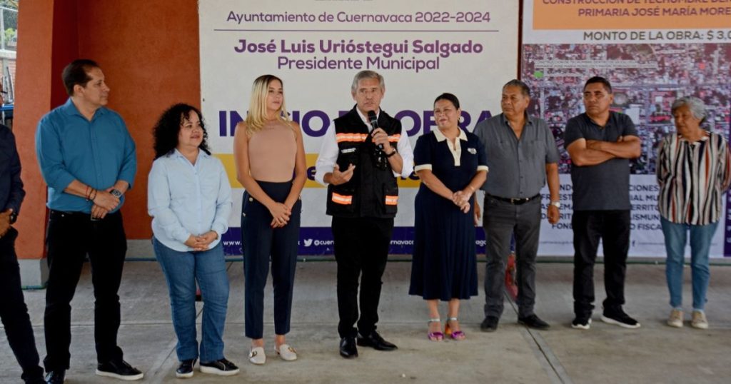 Responde José Luis Urióstegui a solicitud de pobladores de Ocotepec al poner en marcha construcción de techumbre en la primaria "José María Morelos”