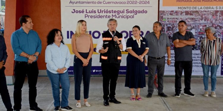 Responde José Luis Urióstegui a solicitud de pobladores de Ocotepec al poner en marcha construcción de techumbre en la primaria "José María Morelos”