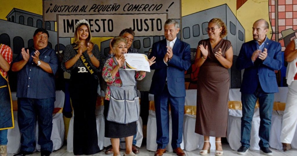 Celebra José Luis Urióstegui el día del comerciante en el Mercado Adolfo López Mateos