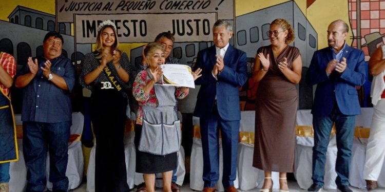 Celebra José Luis Urióstegui el día del comerciante en el Mercado Adolfo López Mateos