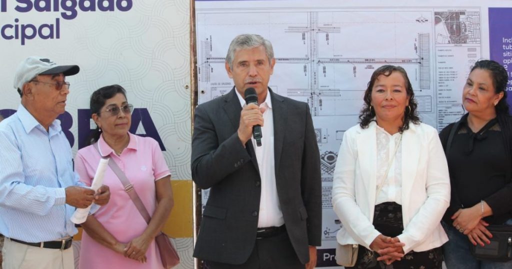 Da banderazo José Luis Urióstegui al inicio de la introducción de nueva linea de agua potable en el andador 103 de Ciudad Chapultepec