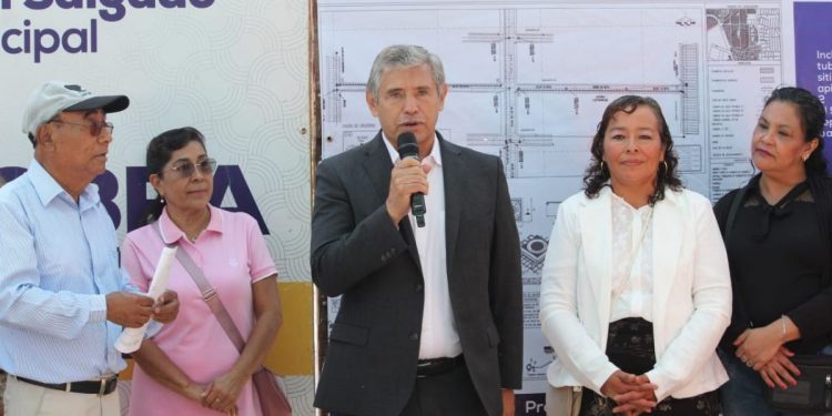 Da banderazo José Luis Urióstegui al inicio de la introducción de nueva linea de agua potable en el andador 103 de Ciudad Chapultepec