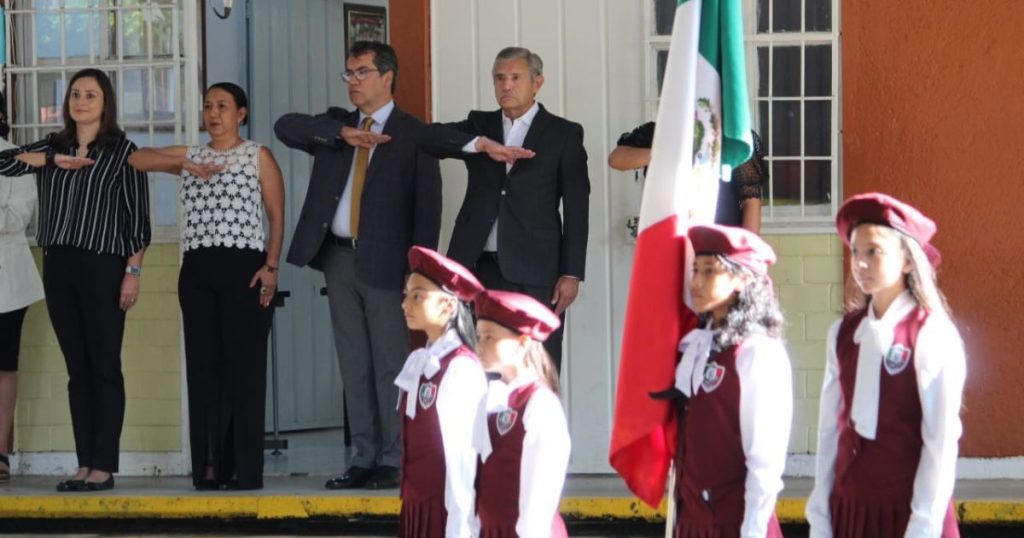 Da la bienvenida José Luis Urióstegui a alumnos y educadores que este lunes iniciaron el nuevo ciclo escolar 2024- 2025 en Cuernavaca