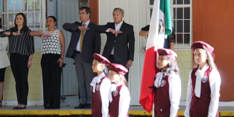 Da la bienvenida José Luis Urióstegui a alumnos y educadores que este lunes iniciaron el nuevo ciclo escolar 2024- 2025 en Cuernavaca