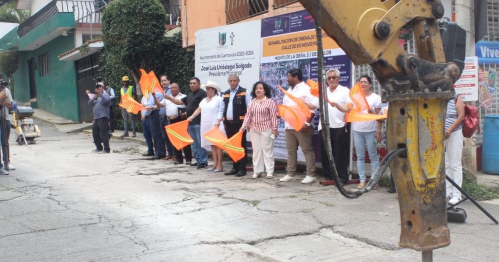 Pone en marcha José Luis Urióstegui obra de rehabilitación del drenaje sanitario de la calle 20 de noviembre en Ocotepec