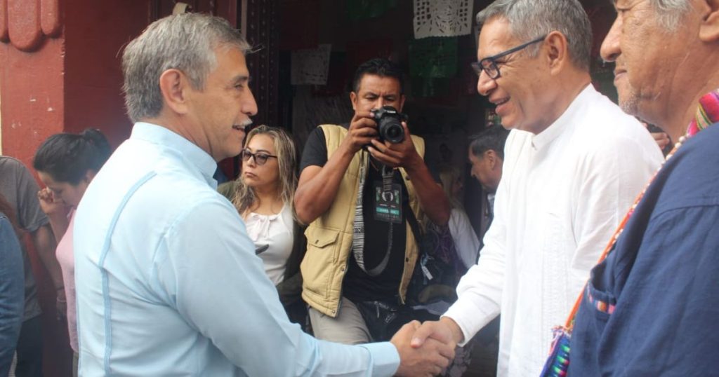 Da la bienvenida José Luis Urióstegui a los participantes de la XL Fiesta Nacional de la Planta Medicinal que se realiza por primera vez en Cuernavaca