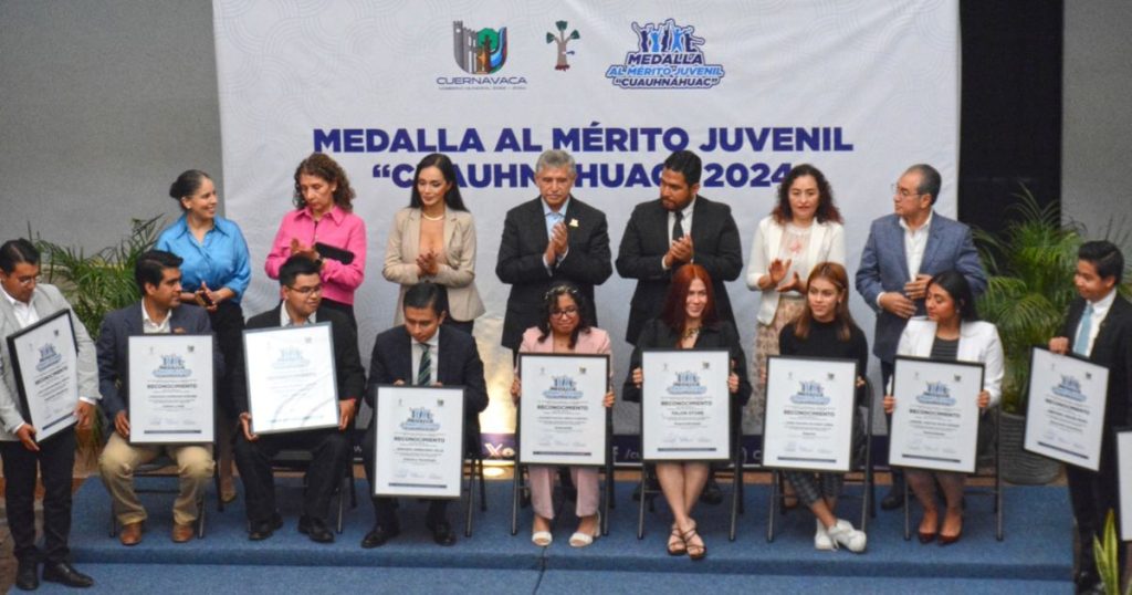 Entrega José Luis Urióstegui la medalla al mérito juvenil “Cuauhnáhuac” 2024