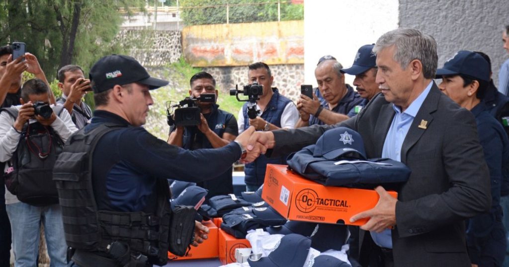 Sigue cumpliendo José Luis Urióstegui con la entrega de nuevos uniformes y equipo tecnológico para personal de Policía Preventiva, Vial y Bomberos