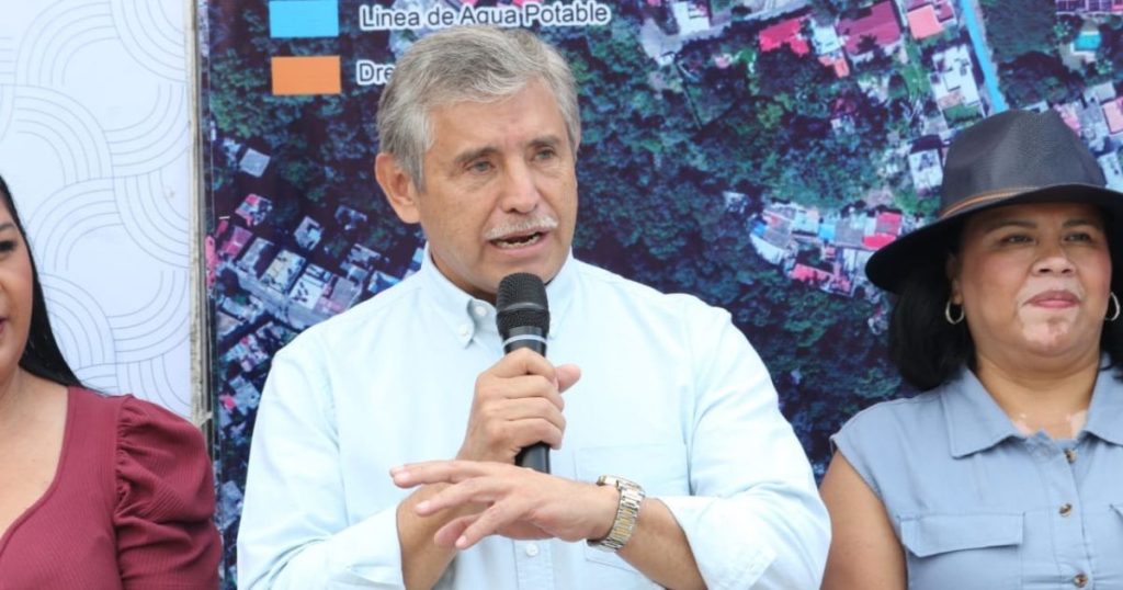 Vecinos de Chulavista inauguran con el alcalde José Luis Urióstegui nueva linea de agua potable y drenaje