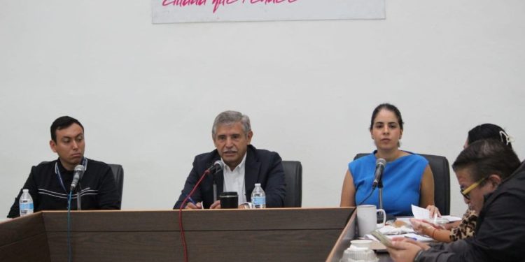 Esta iniciativa sin precedentes tiene el objetivo de evitar la deserción escolar destinando un monto único de dos mil 500 pesos a estudiantes de sexto grado de primaria y primero de secundaria con promedio mínimo de 9