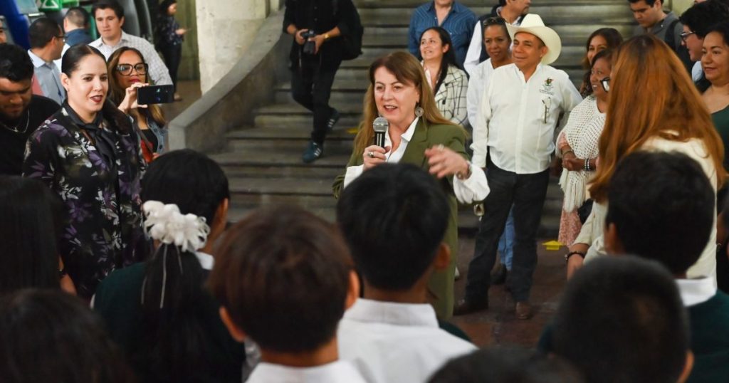 “El Palacio de Gobierno es el palacio del pueblo”, recibe Margarita González Saravia a estudiantes de la escuela secundaria general “Valentín Gómez Farías”