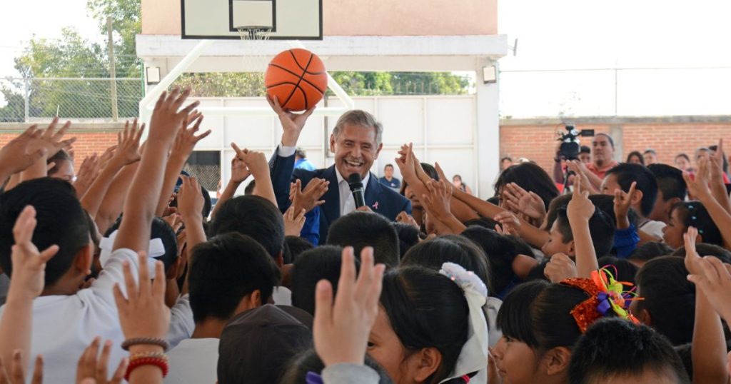 Entrega José Luis Urióstegui nueva techumbre y cancha de usos múltiples en escuela primaria de Ocotepec