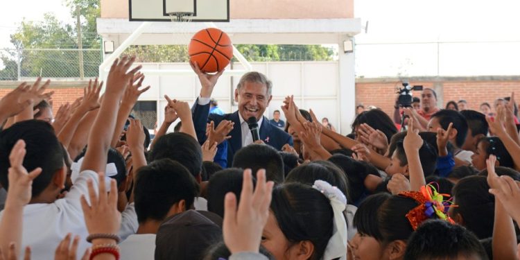Entrega José Luis Urióstegui nueva techumbre y cancha de usos múltiples en escuela primaria de Ocotepec