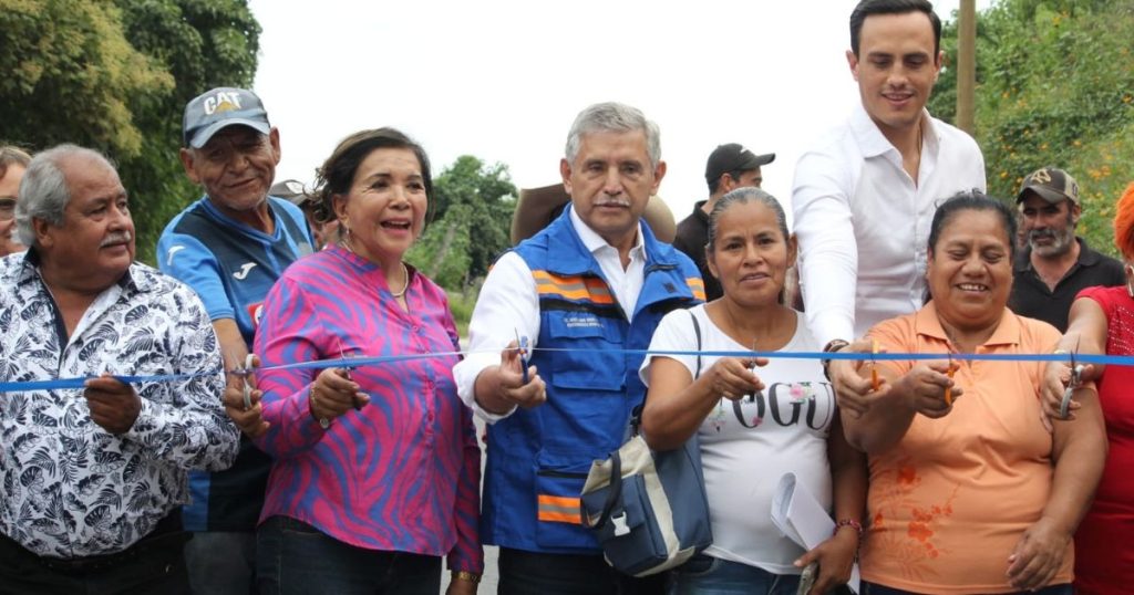 José Luis Urióstegui entrega la construcción del pavimento del camino que comunica a las colonias Nueva Santa María con la Unión