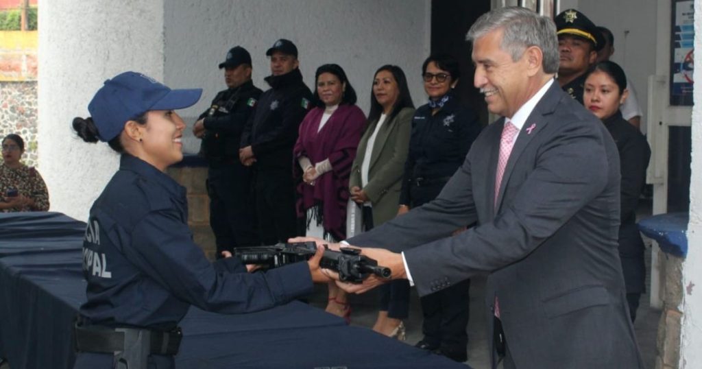 Entrega José Luis Urióstegui equipamiento y armas nuevas a policías de la policía preventiva y vialidad de Cuernavaca